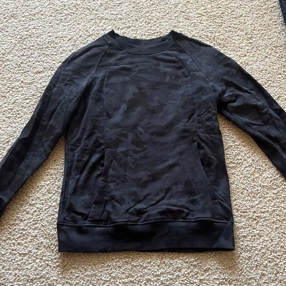 Lululemon Scuba Crewneck Sweatshirt in black camo, size 6